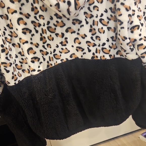 Leopard Print and Black Fleece Zip-Up Jacket - Picture 4 of 4